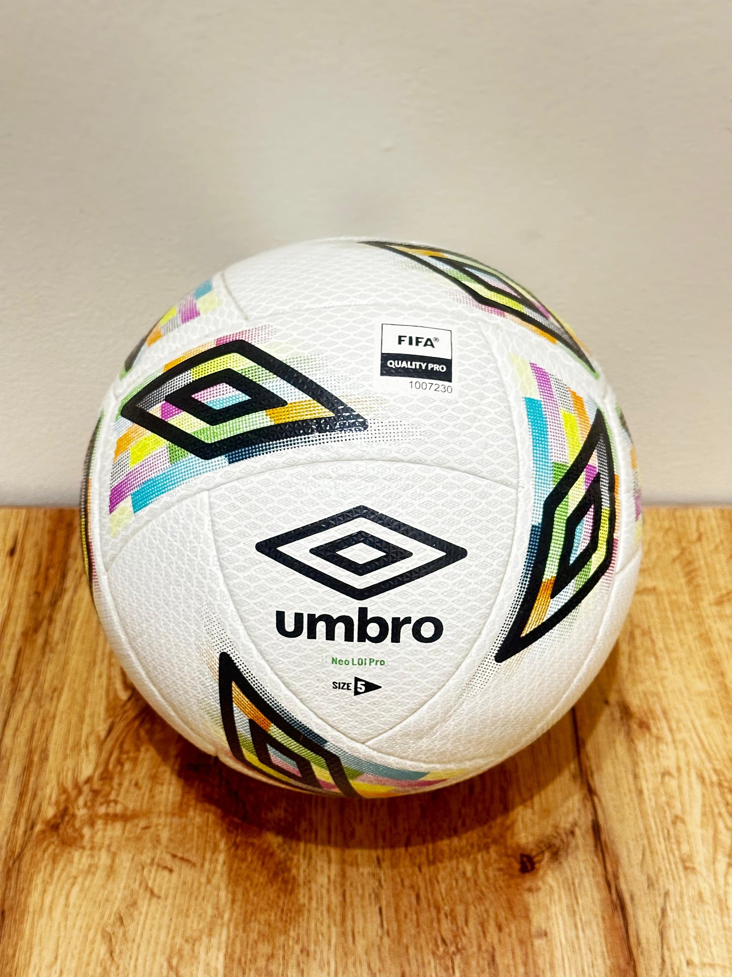 Umbro Neo LOI Pro - Match Grass, Size 5